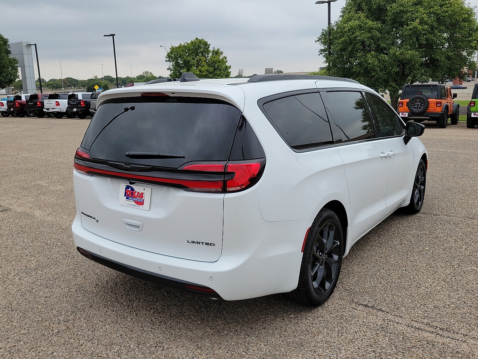 2026 Chrysler Pacifica Limited photo 4