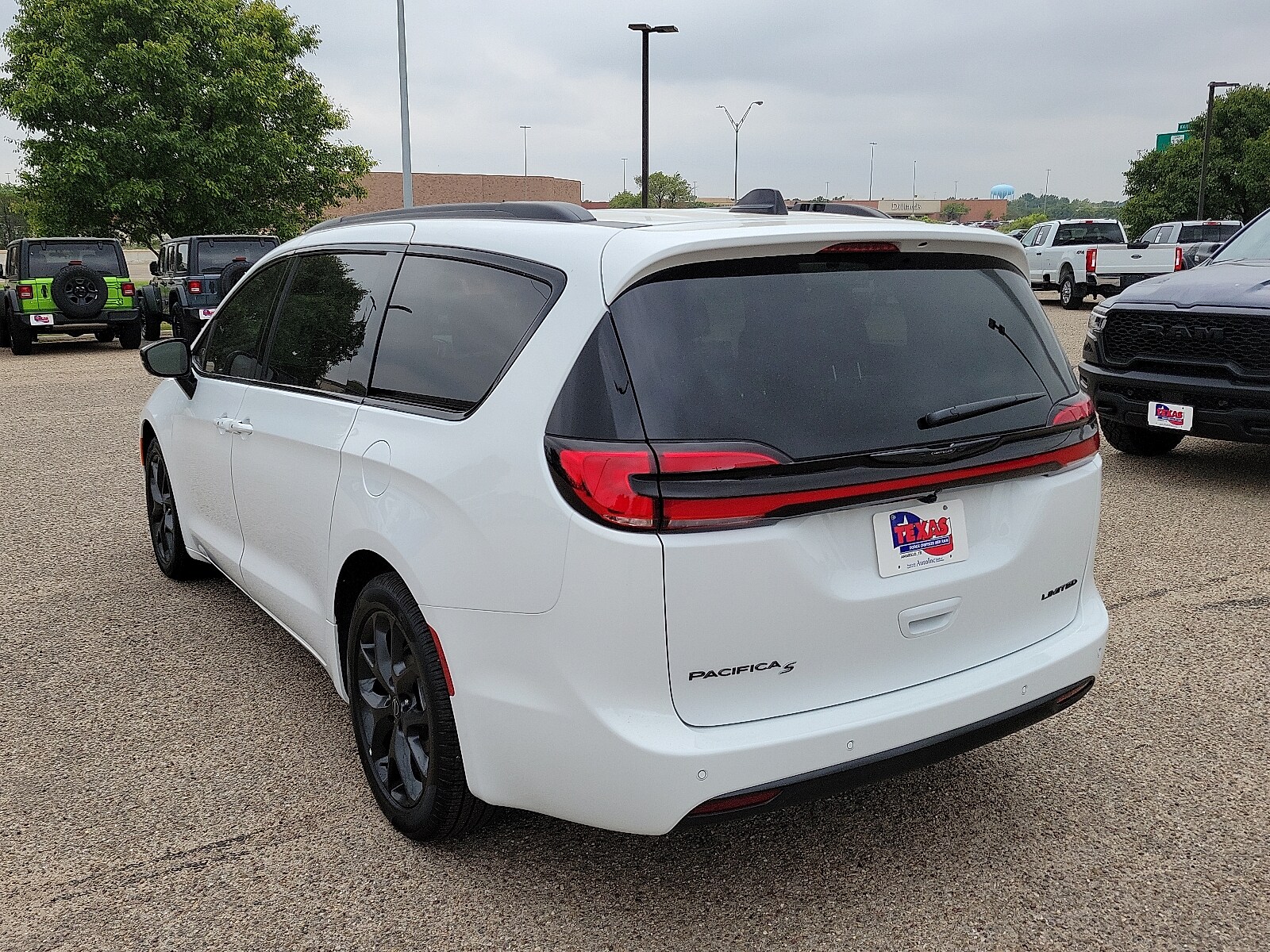 2026 Chrysler Pacifica Limited photo 3