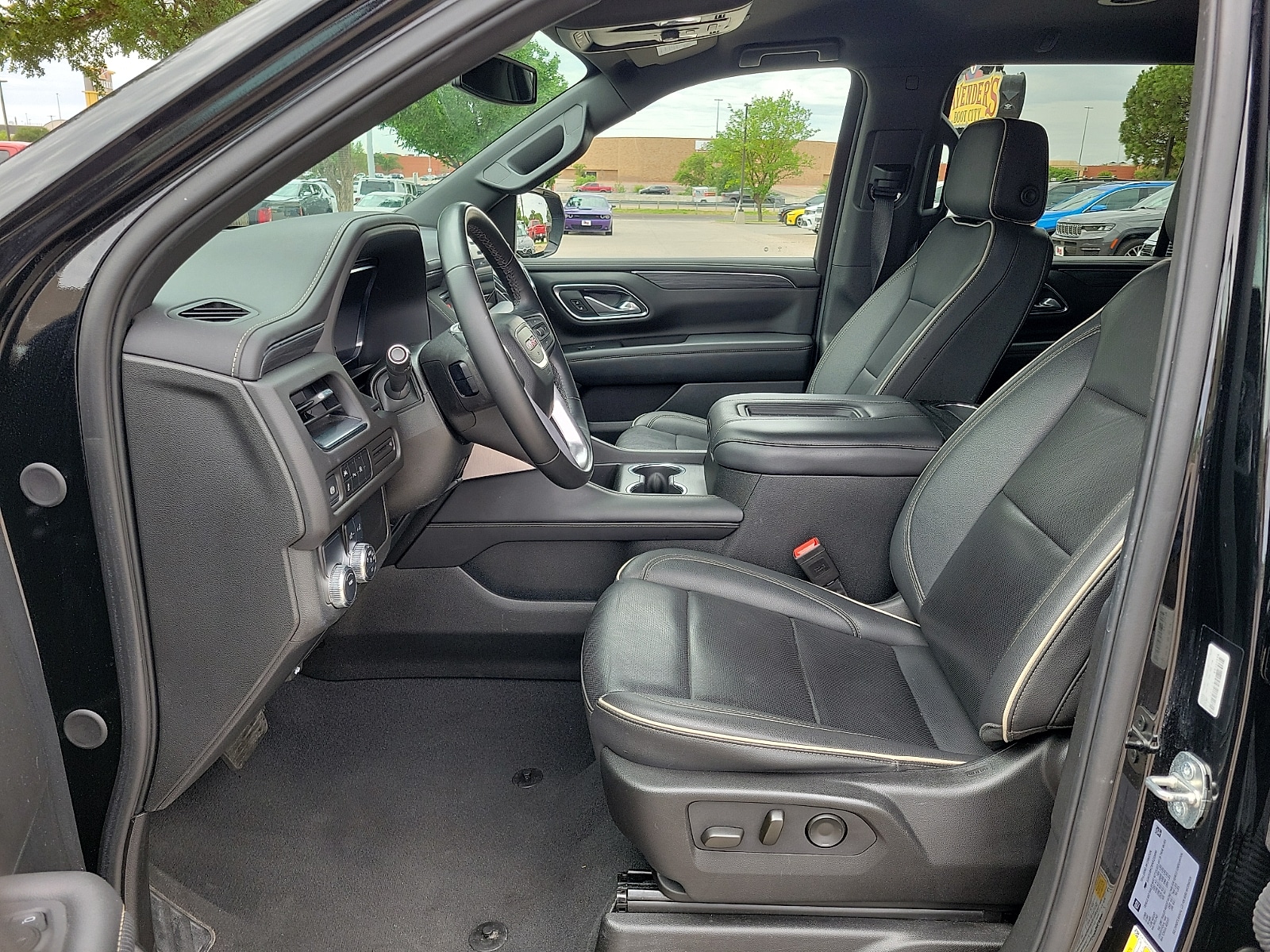 2024 GMC Yukon SLT - Photo 12