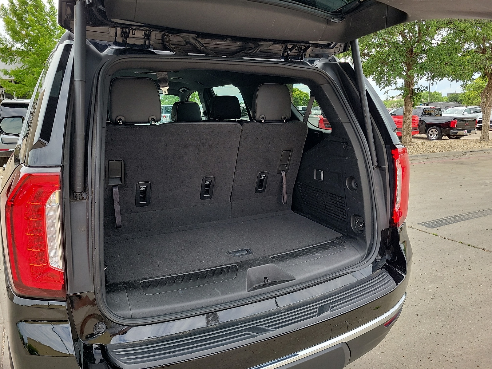 2024 GMC Yukon SLT - Photo 8