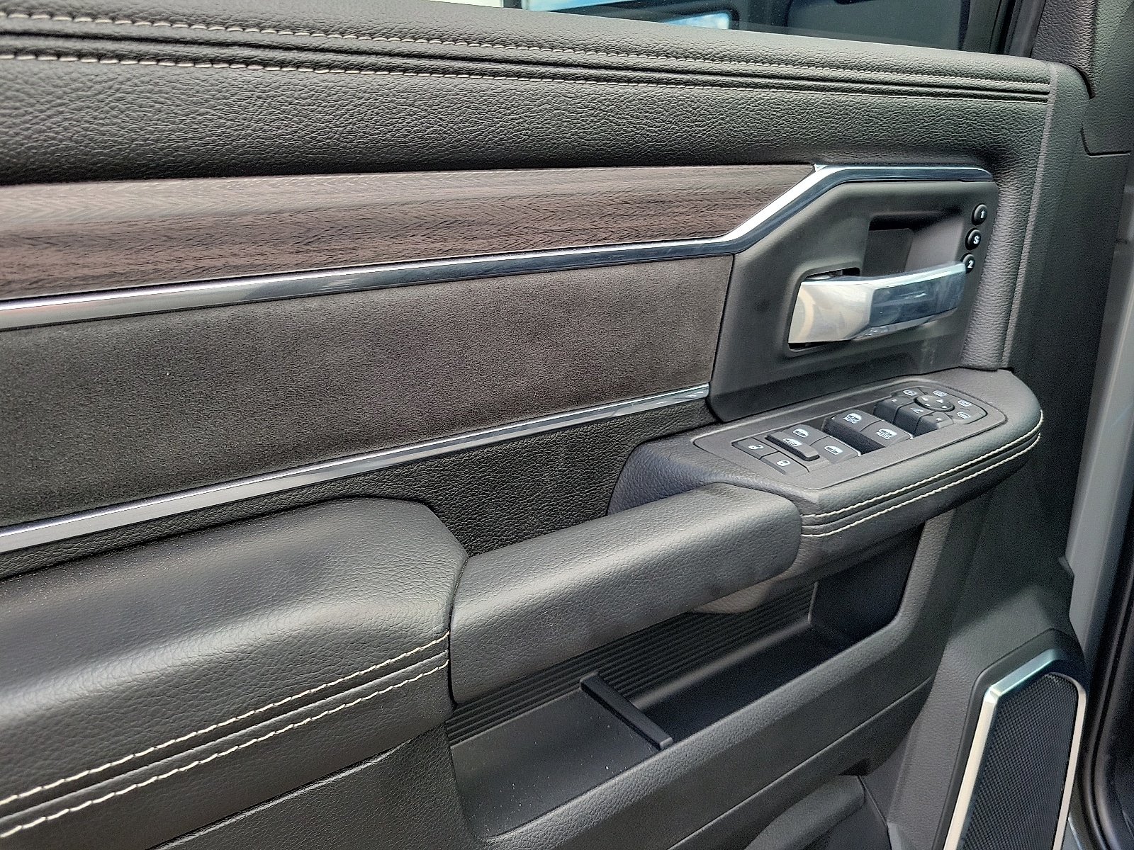 2026 RAM 3500 Laramie - Photo 11