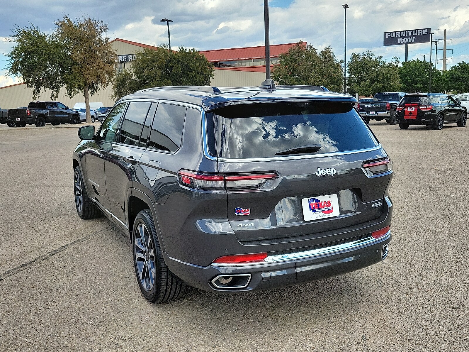 2025 Jeep Grand Cherokee Overland photo 3