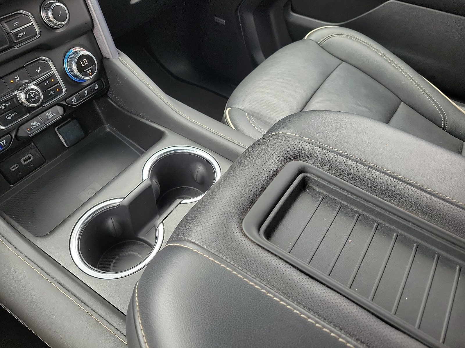 2024 GMC Yukon SLT - Photo 16