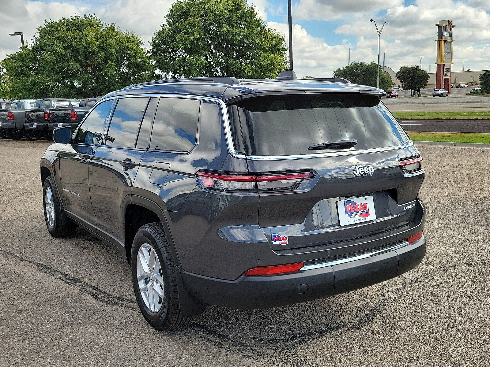 2025 Jeep Grand Cherokee Laredo photo 3