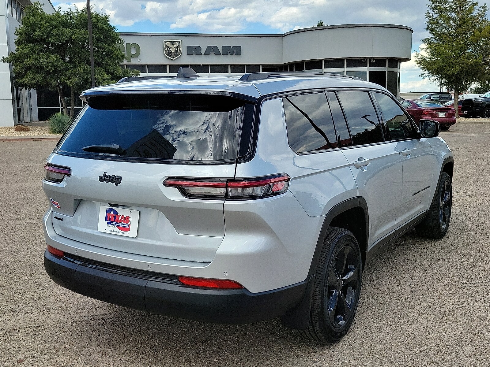 2025 Jeep Grand Cherokee Altitude photo 2