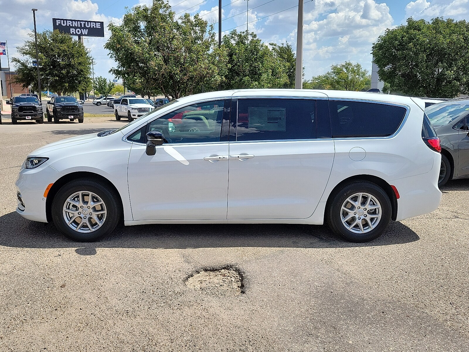 2026 Chrysler Pacifica photo 2