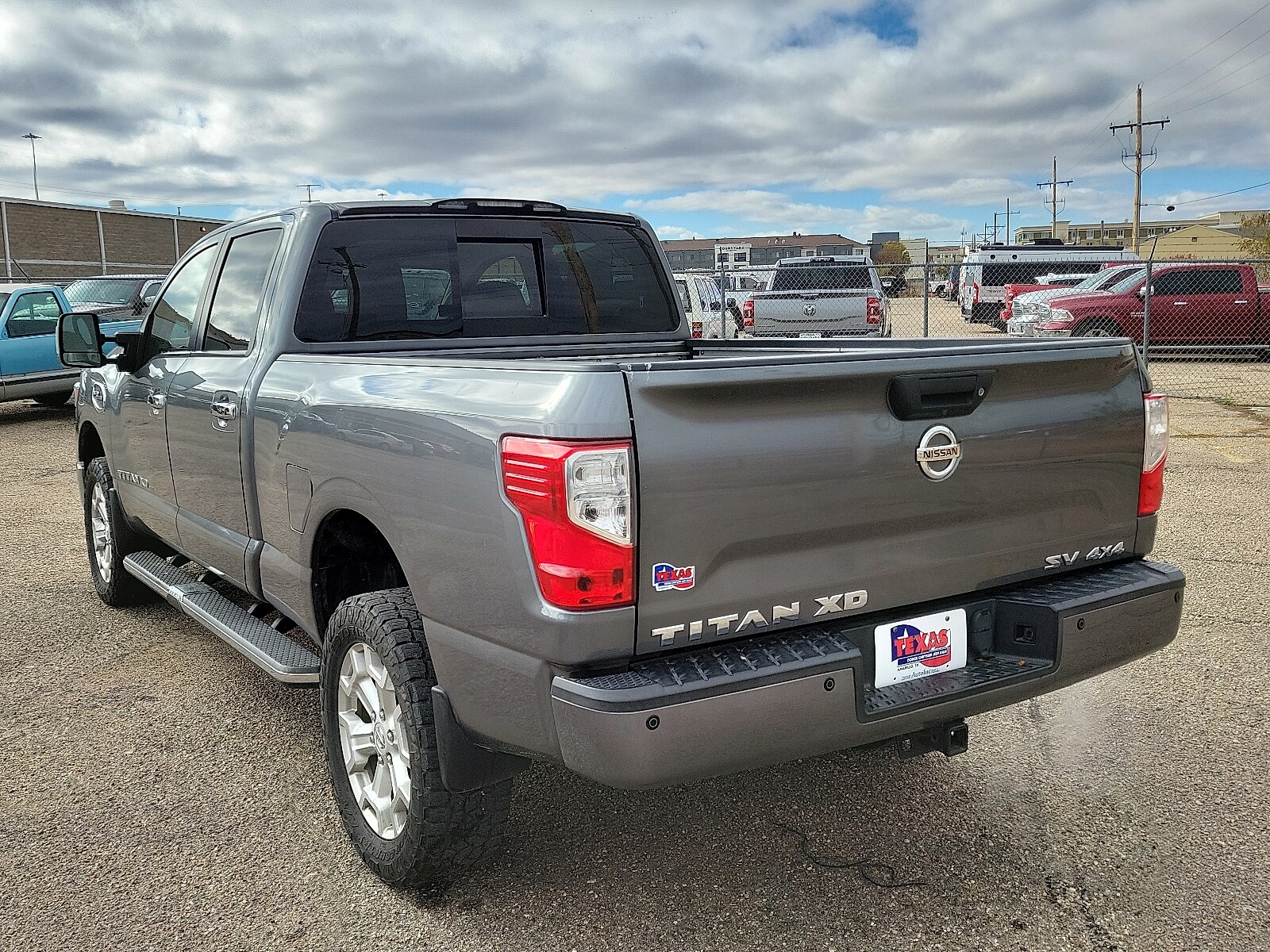 2018 Nissan Titan SV Crew Cab photo 2