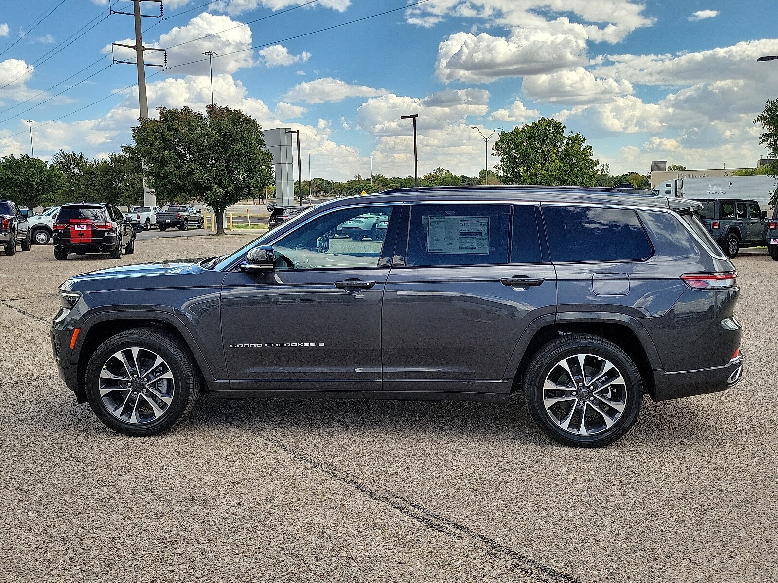 2025 Jeep Grand Cherokee Overland photo 2