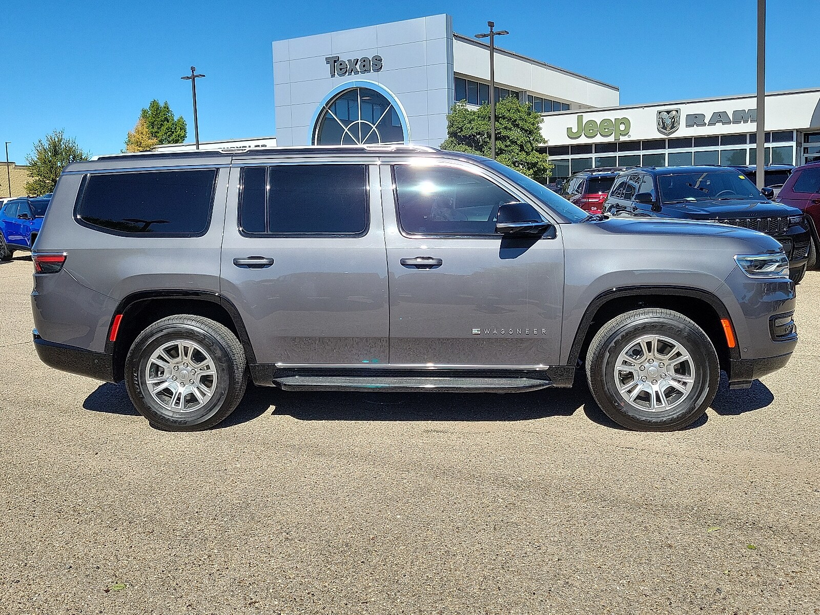 2024 Jeep Wagoneer Base photo 2