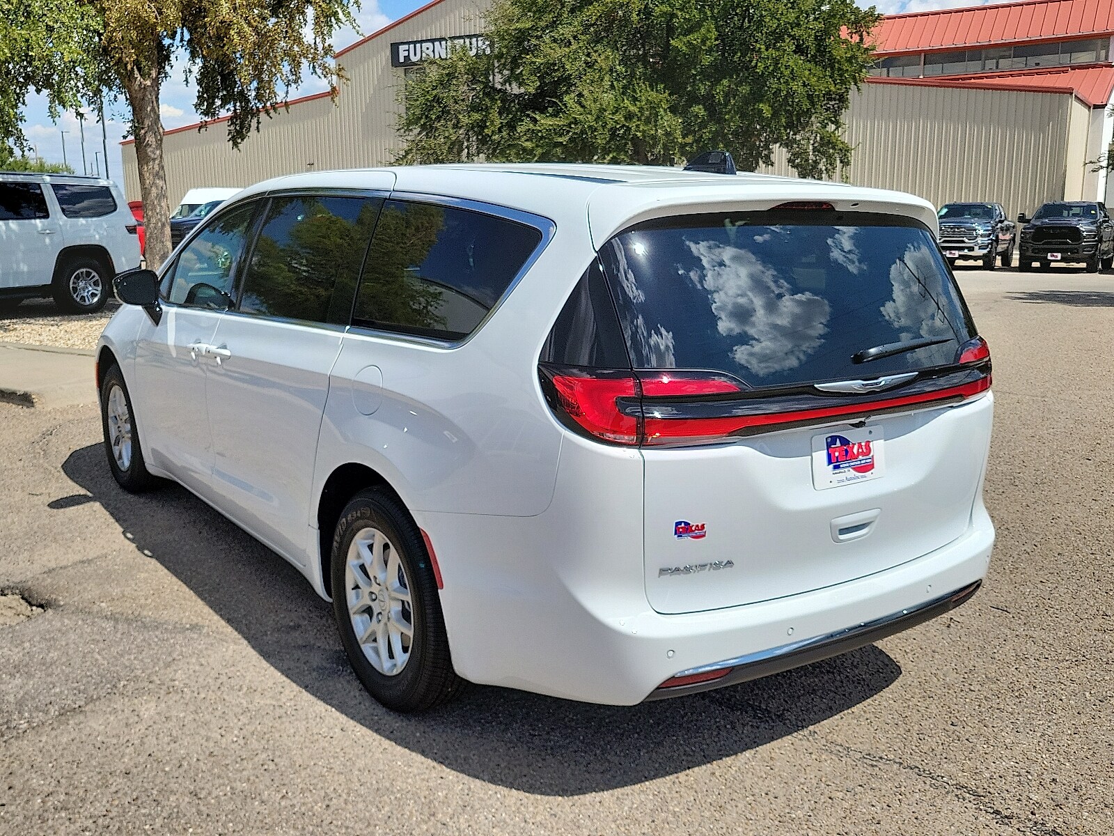 2026 Chrysler Pacifica photo 3