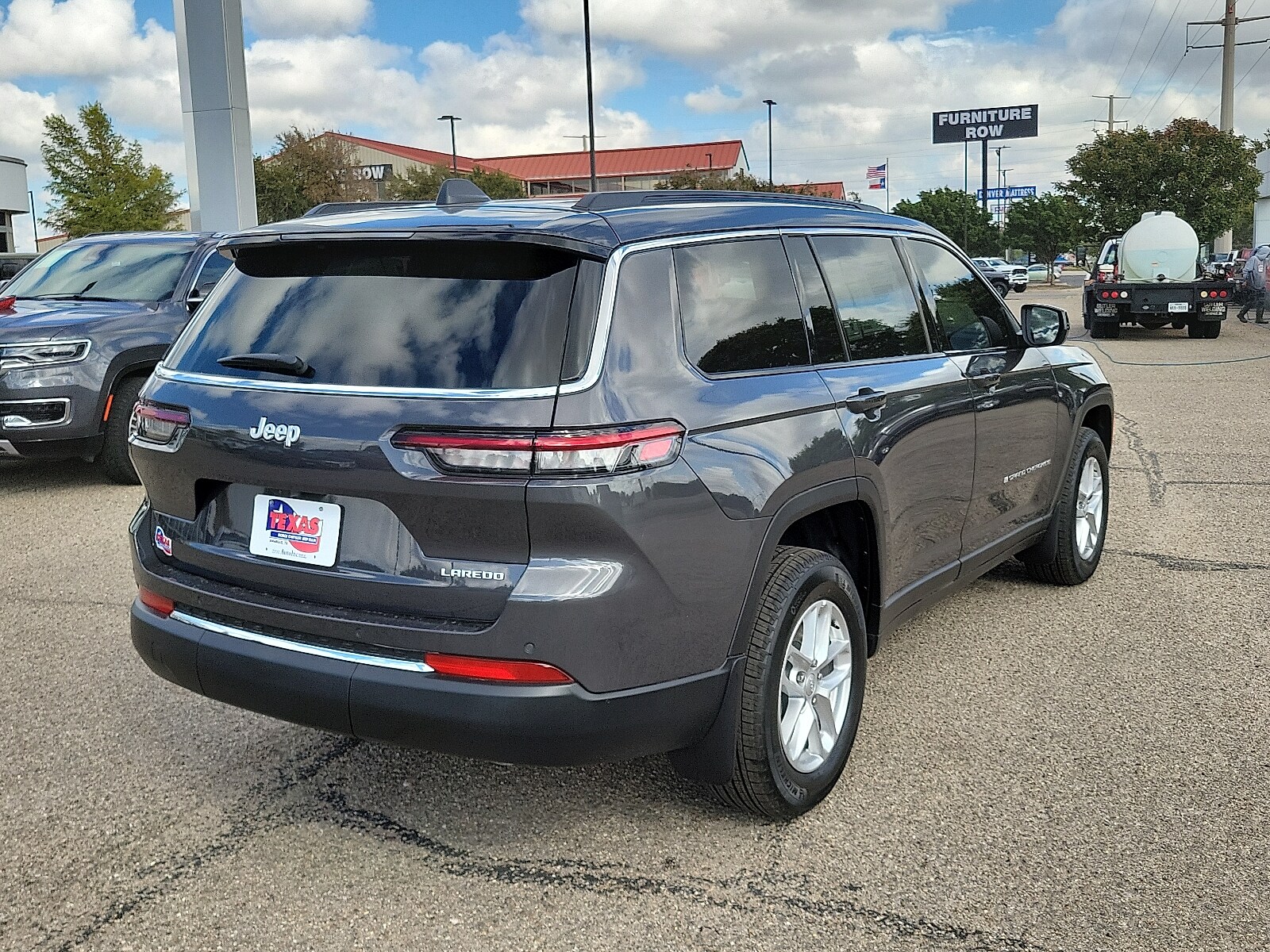 2025 Jeep Grand Cherokee Laredo photo 4