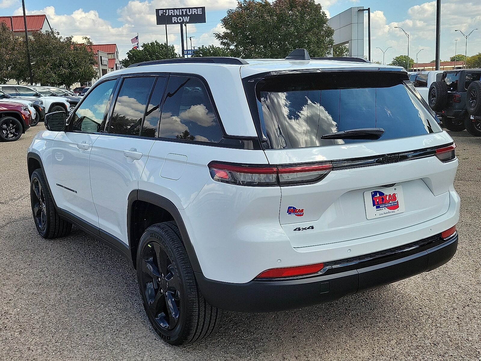 2025 Jeep Grand Cherokee Altitude photo 3