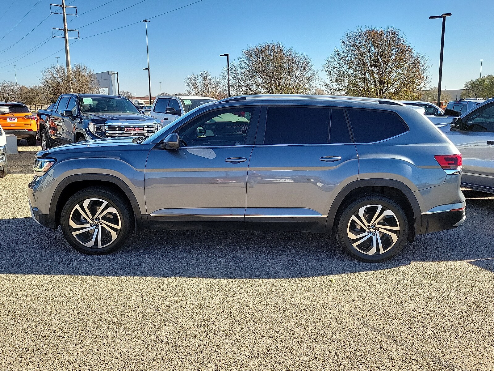 2023 Volkswagen Atlas SEL photo 2