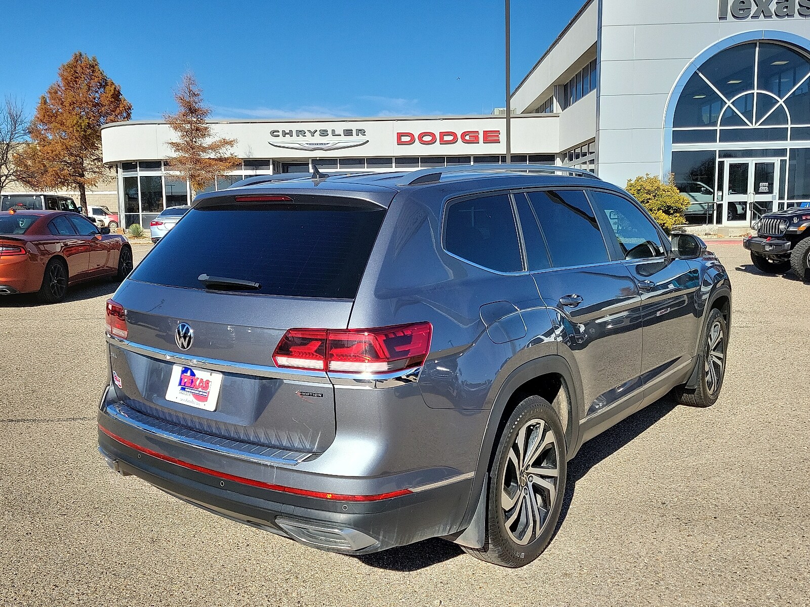 2023 Volkswagen Atlas SEL photo 4