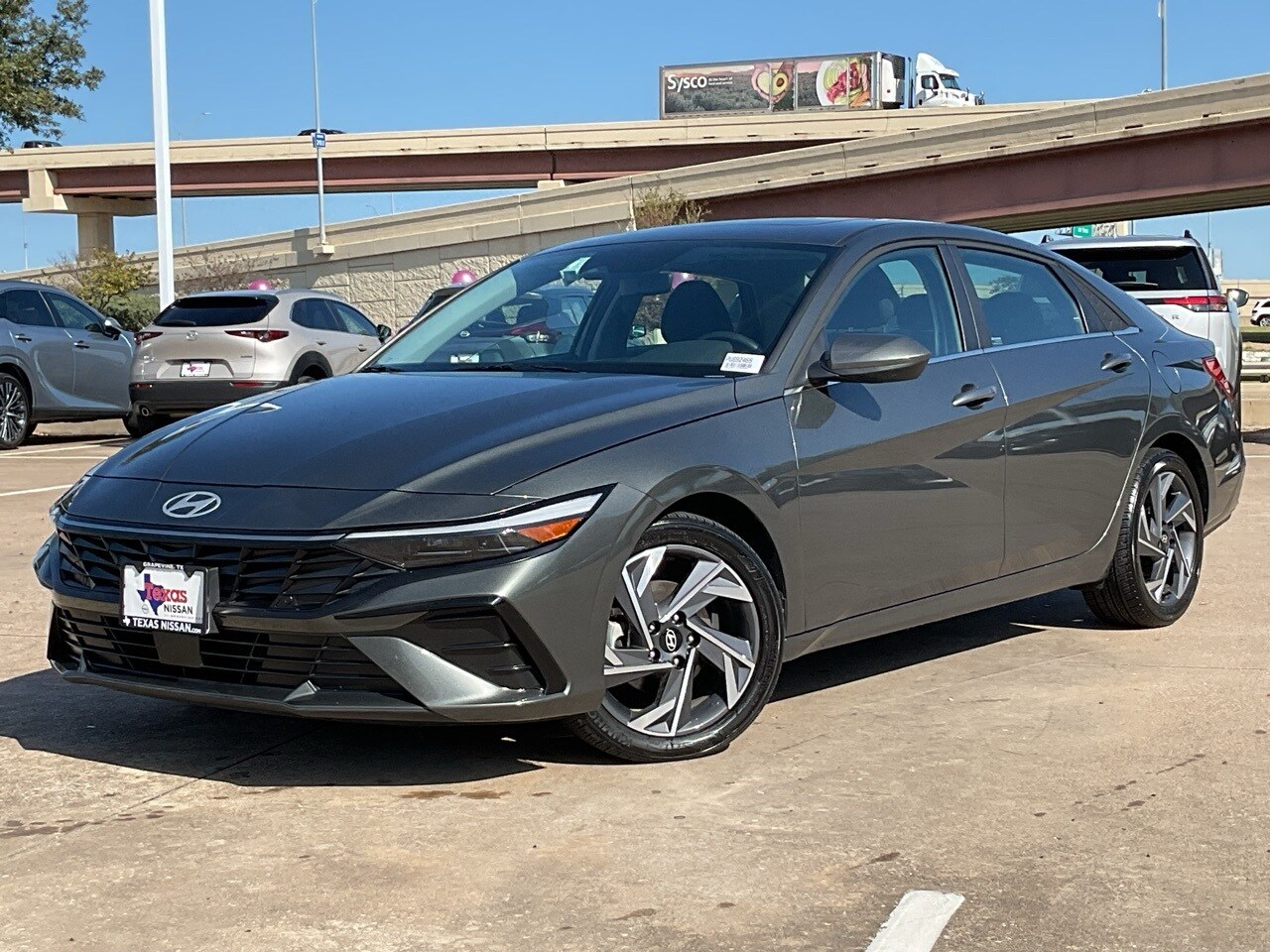 2025 Hyundai Elantra SEL Convenience photo 2