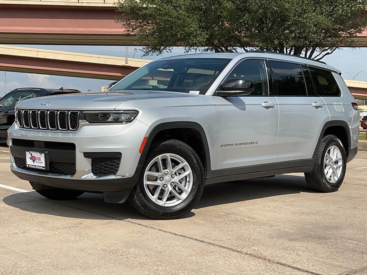 2023 Jeep Grand Cherokee Laredo photo 2