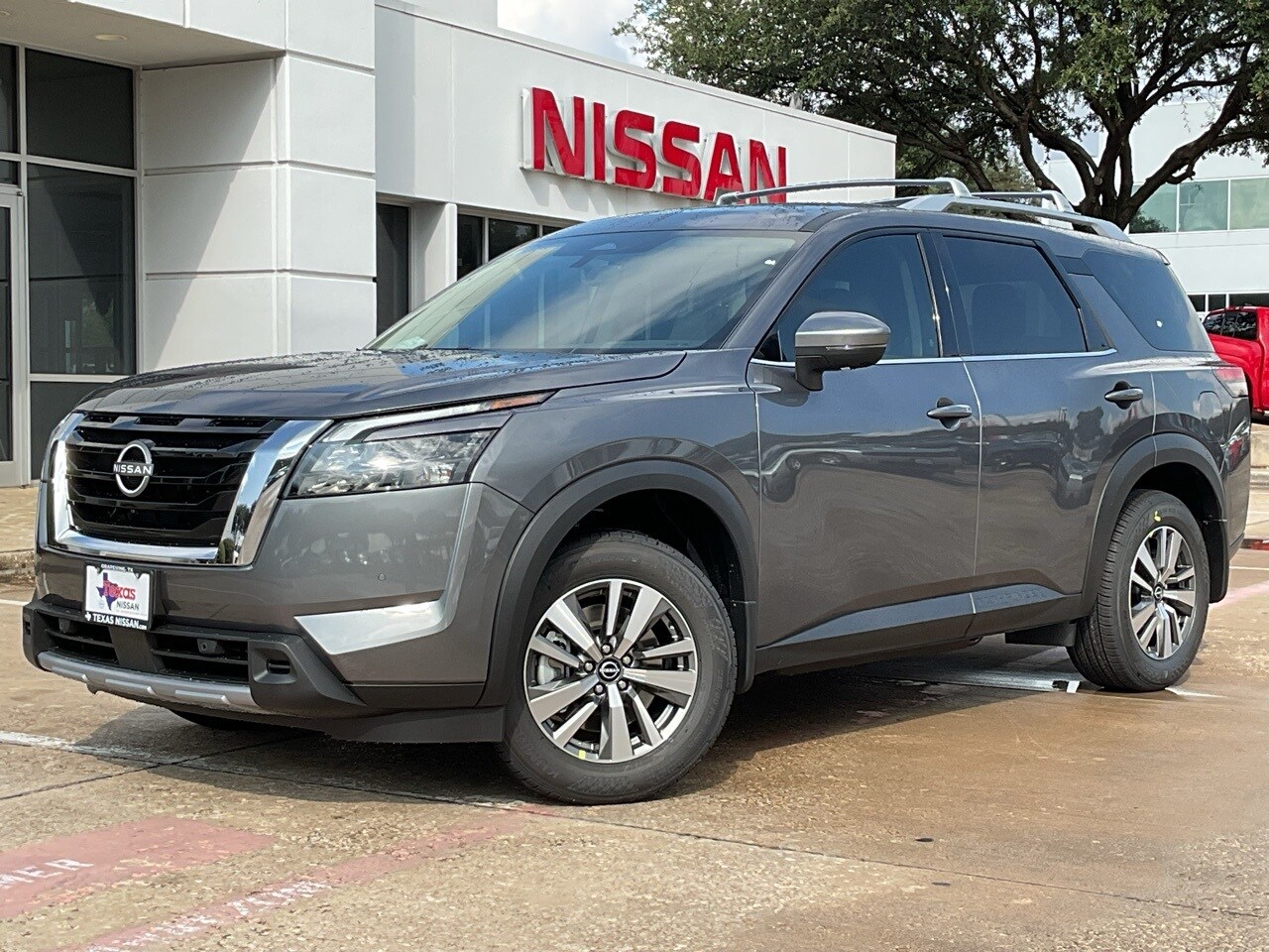 2025 Nissan Pathfinder SL photo 2