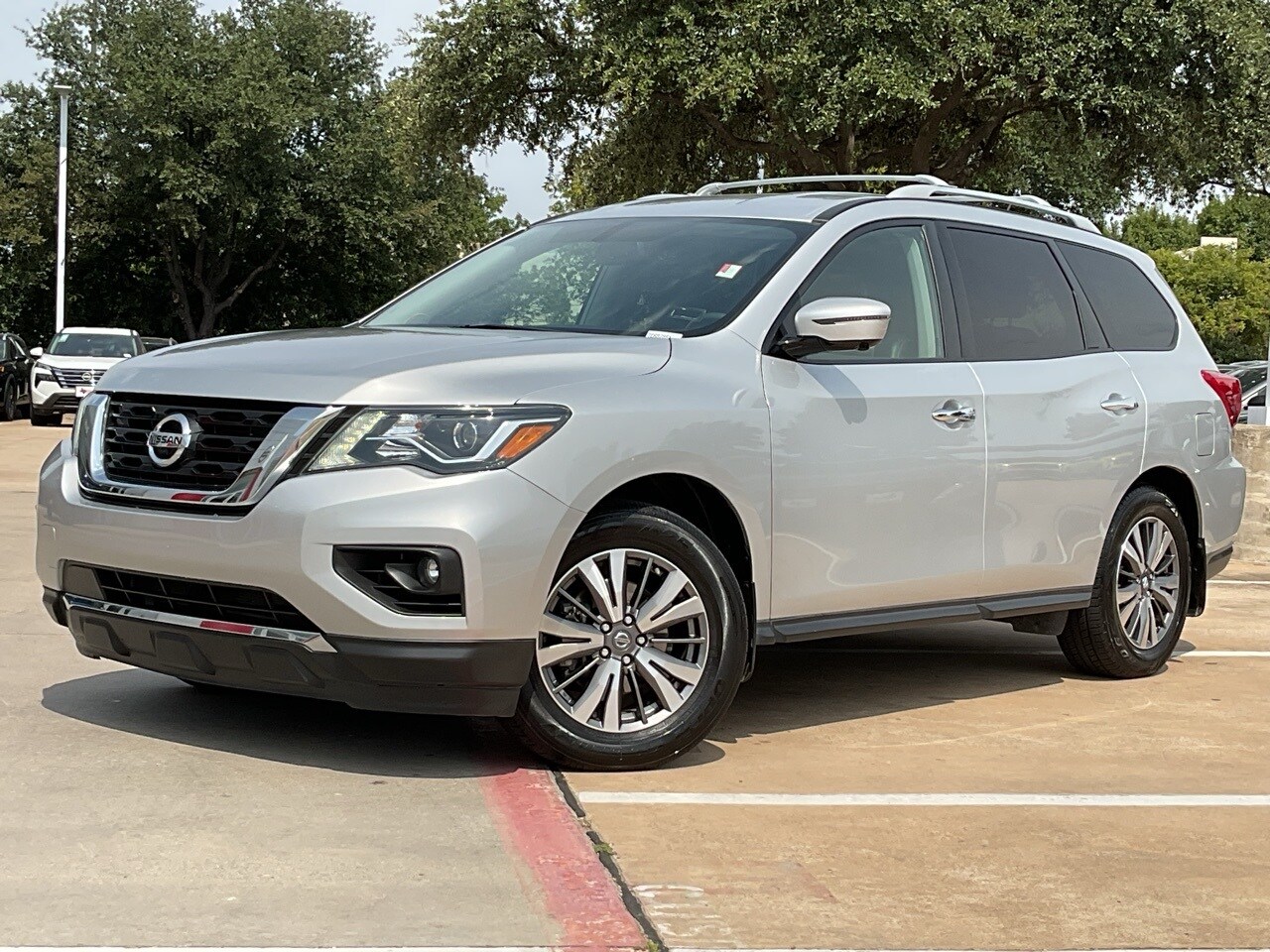 2017 Nissan Pathfinder SL photo 2