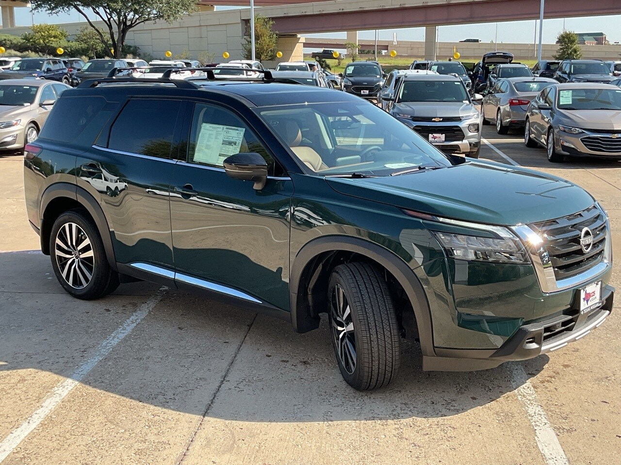 2025 Nissan Pathfinder Platinum photo 4