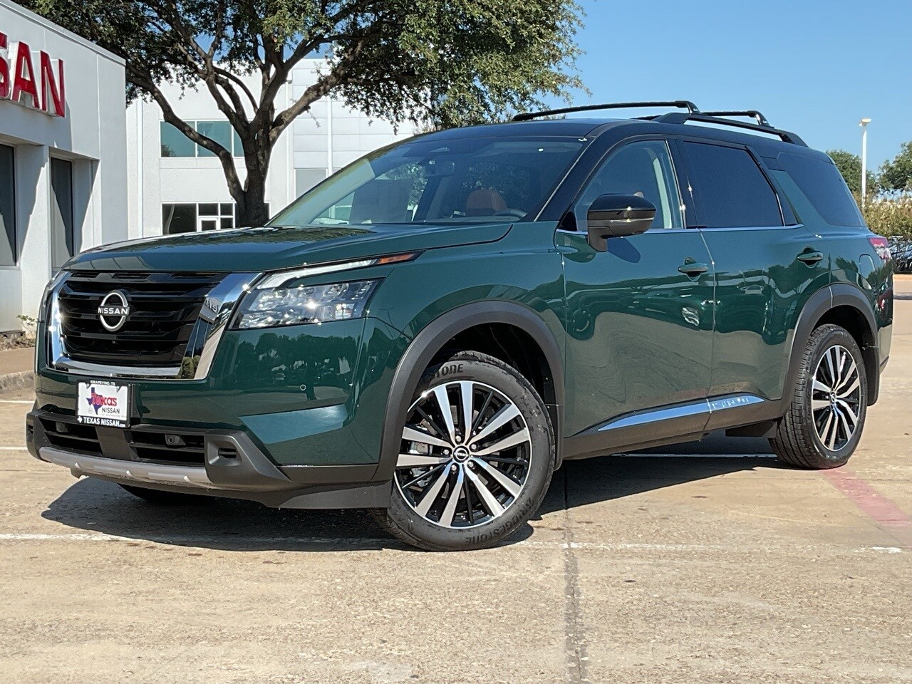 2025 Nissan Pathfinder Platinum photo 2