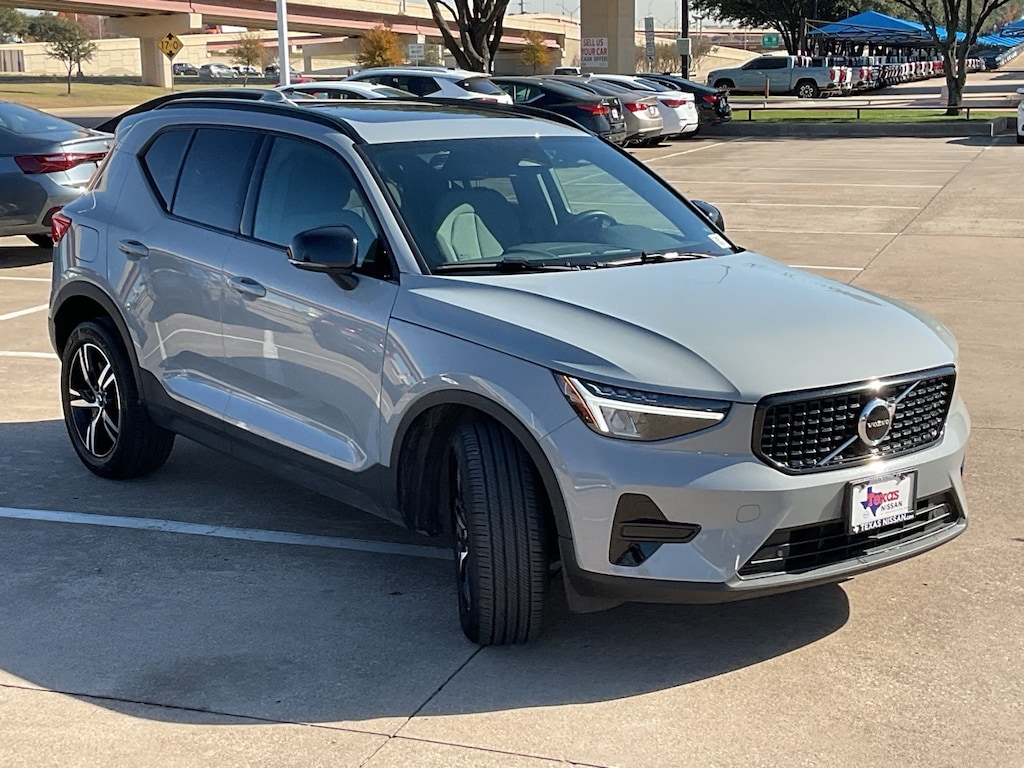 Used 2024 Volvo XC40 B5 Core SUV