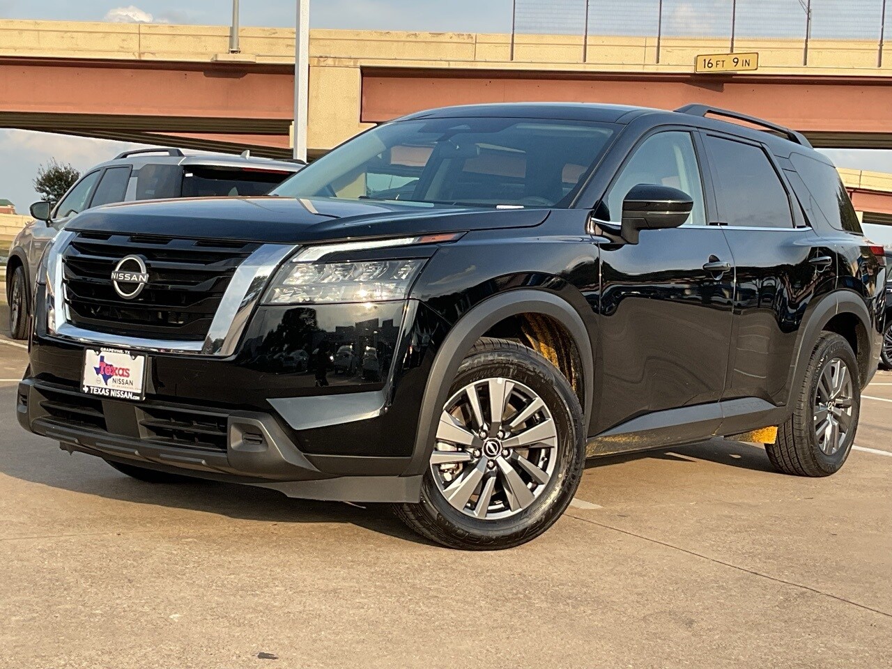 2024 Nissan Pathfinder SV photo 2