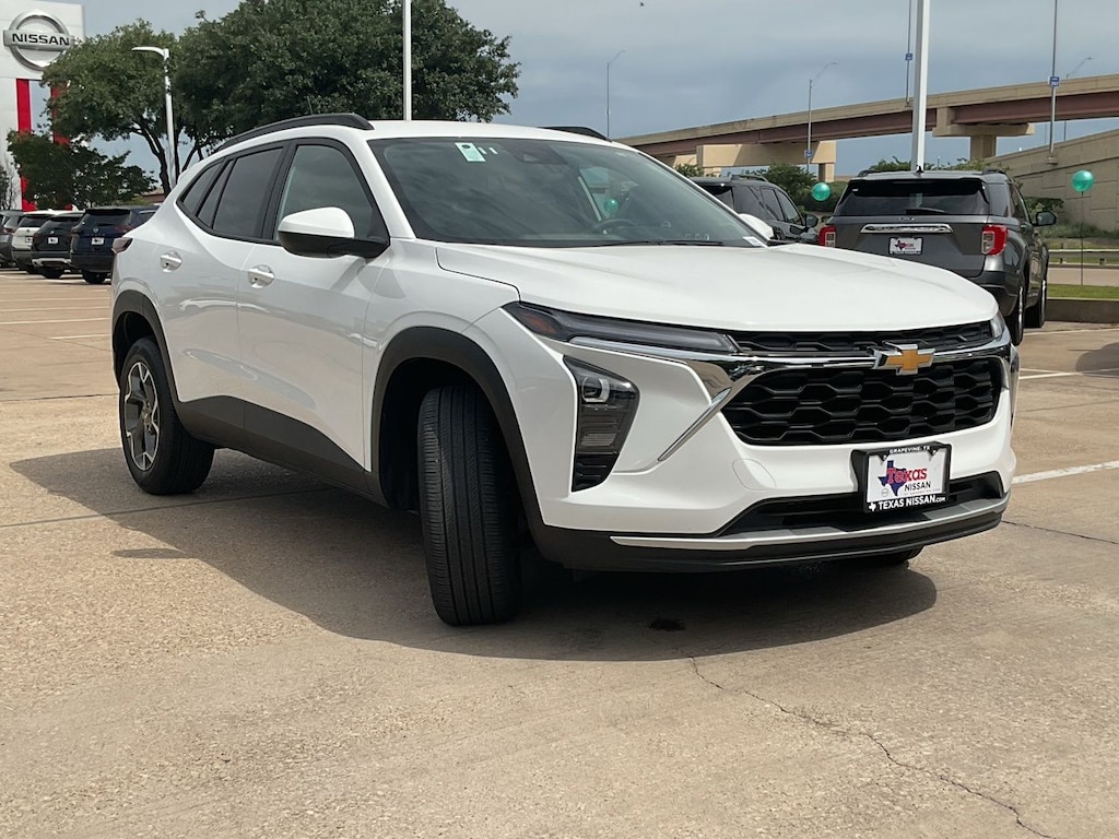 Used 2025 Chevrolet Trax LT SUV