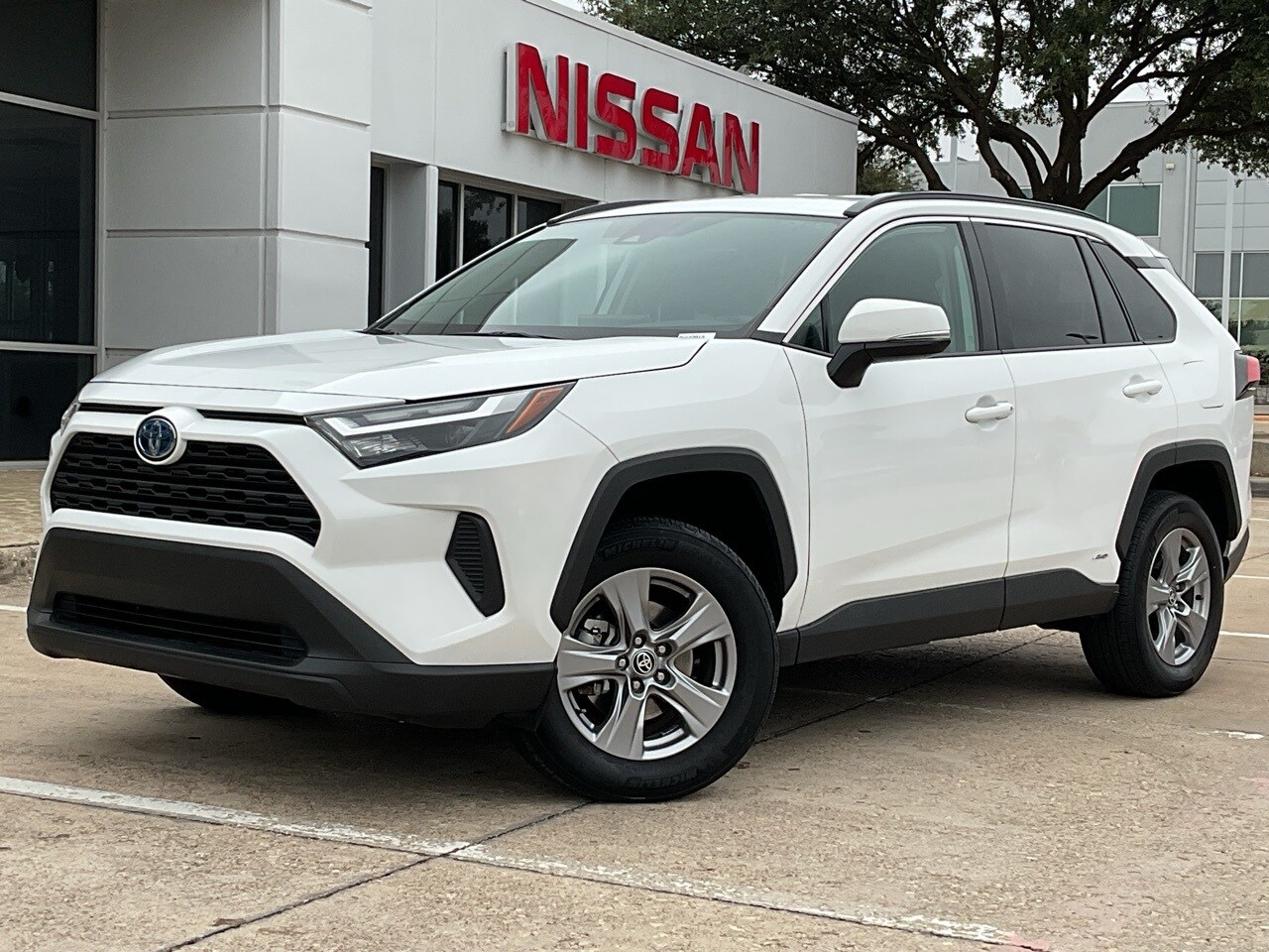 2024 Toyota RAV4 Hybrid XLE photo 2