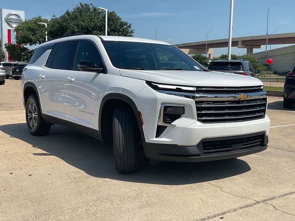 Used 2025 Chevrolet Traverse LT SUV