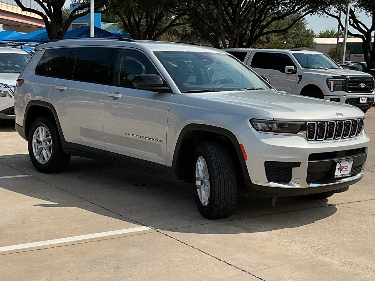 2023 Jeep Grand Cherokee Laredo photo 4
