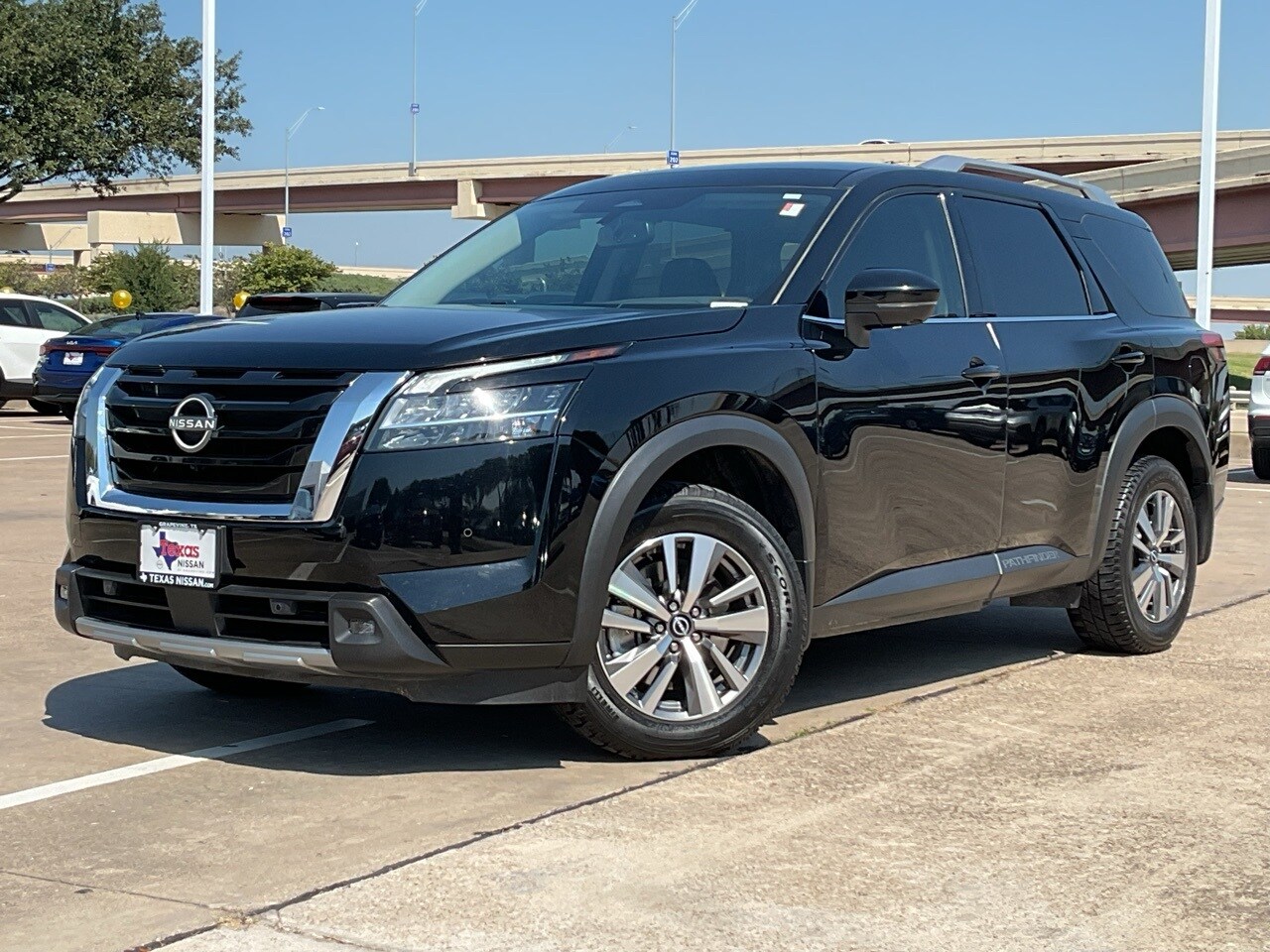2022 Nissan Pathfinder SL photo 2