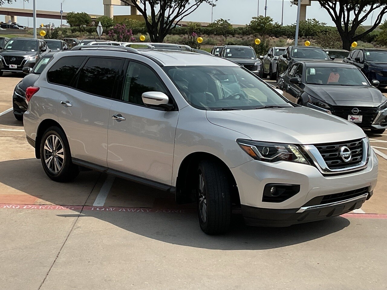 2017 Nissan Pathfinder SL photo 4