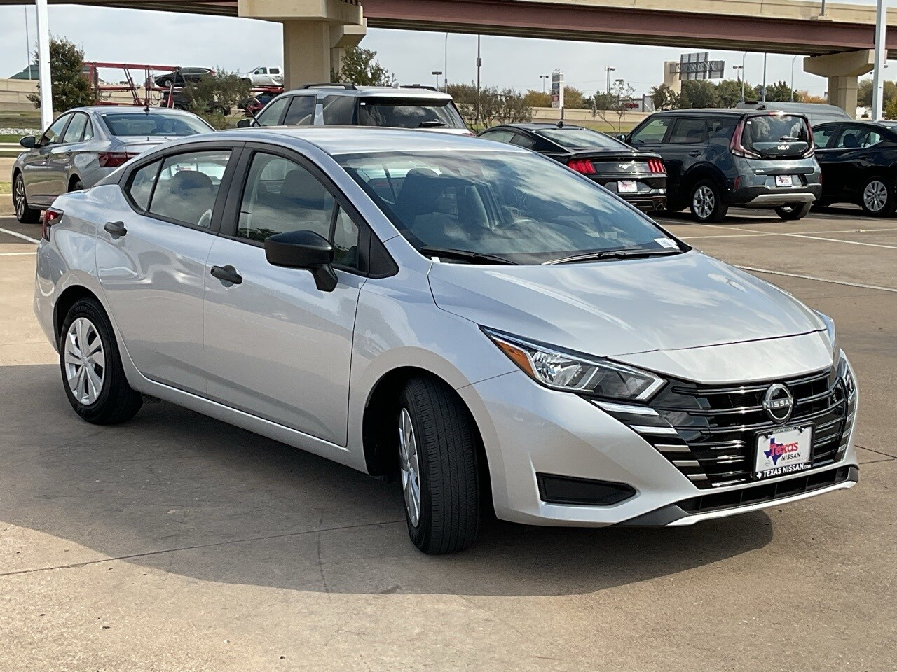 2024 Nissan Versa 1.6 S photo 4