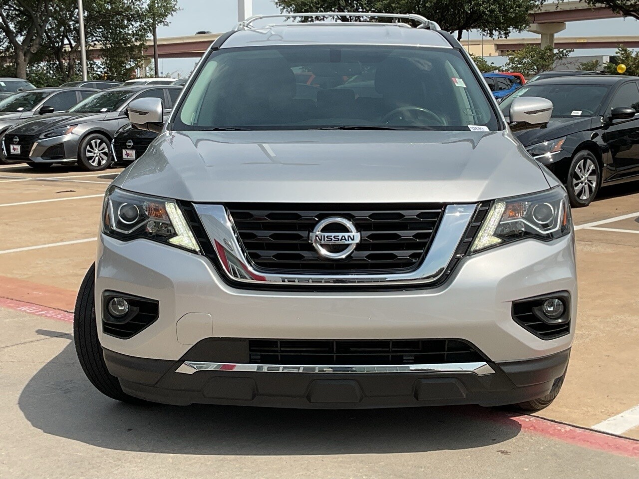 2017 Nissan Pathfinder SL photo 3