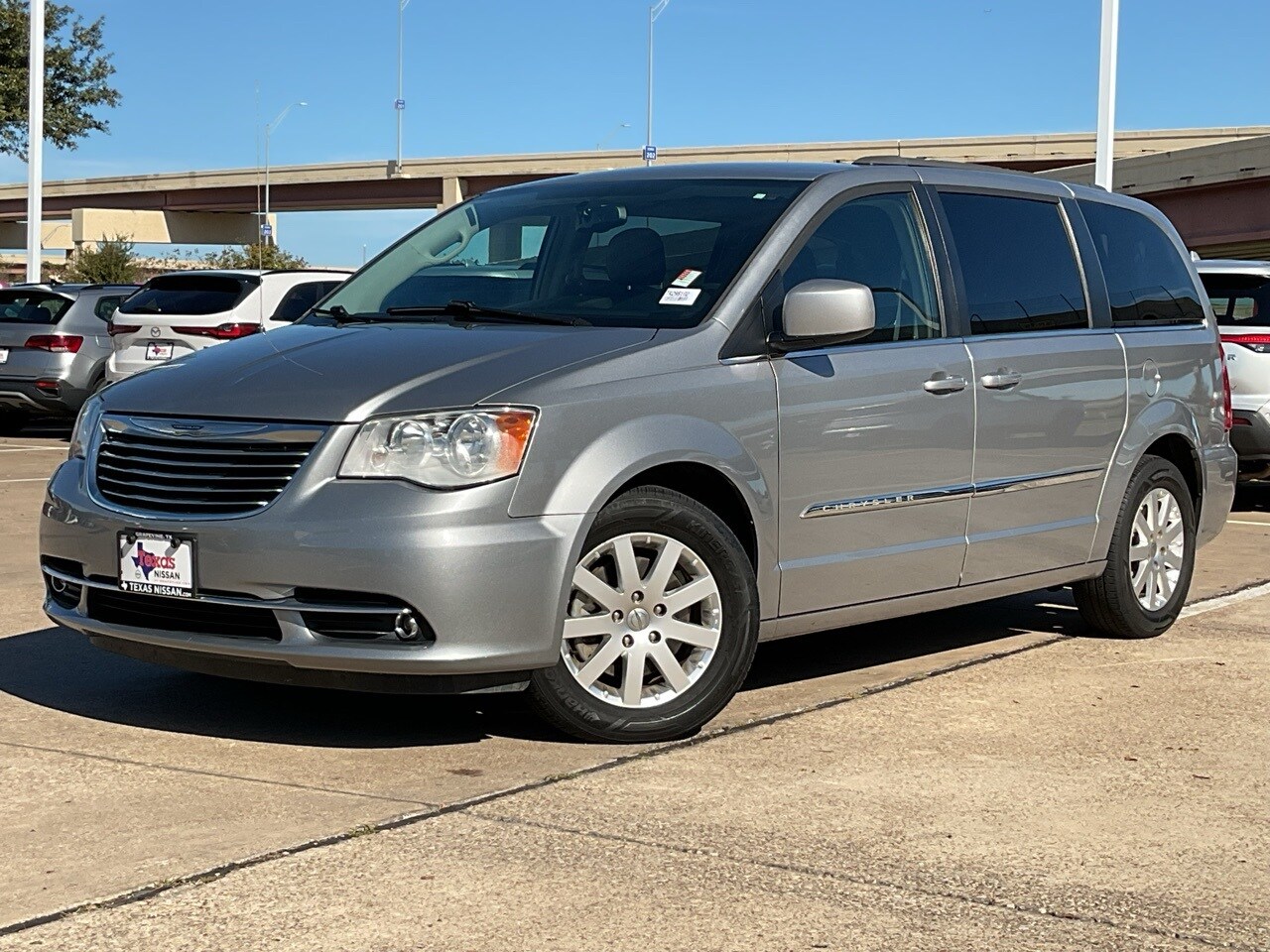 2016 Chrysler Town & Country Touring photo 2