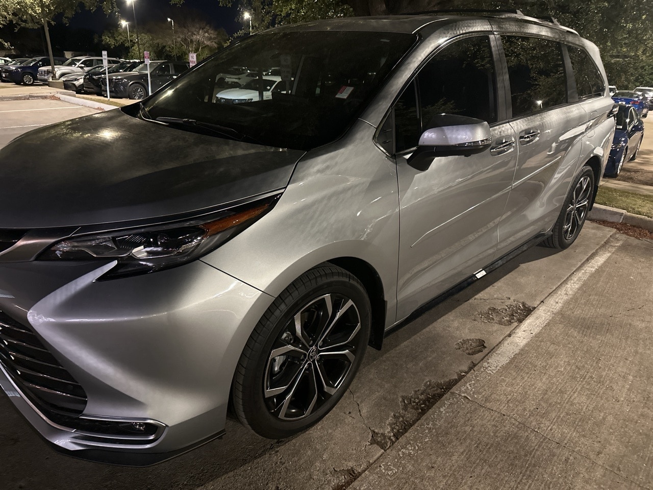 2025 Toyota Sienna Platinum's photo