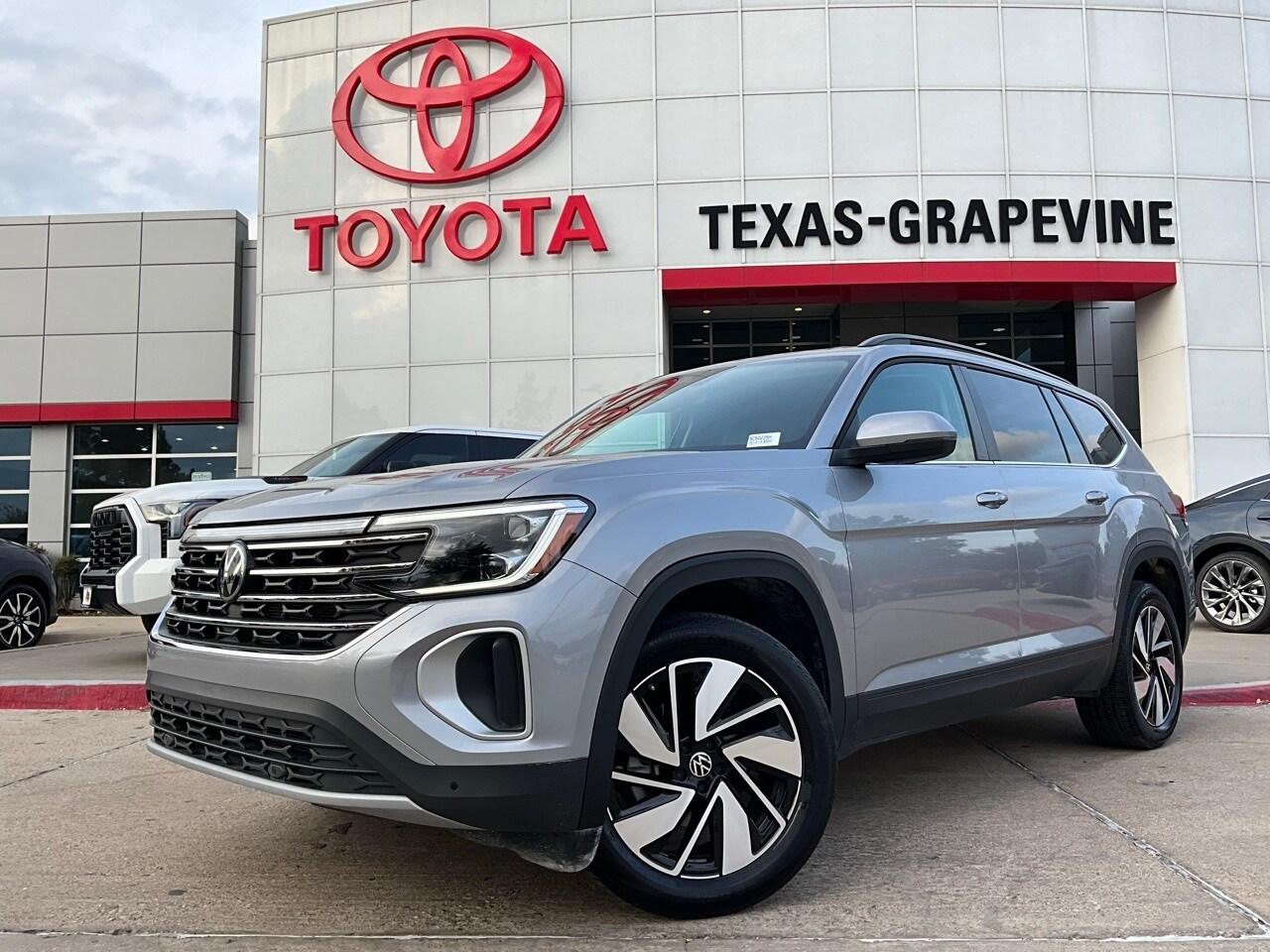 2025 Volkswagen Atlas SE Technology photo 2