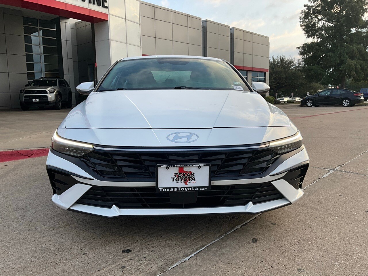 2025 Hyundai Elantra Hybrid Limited photo 3