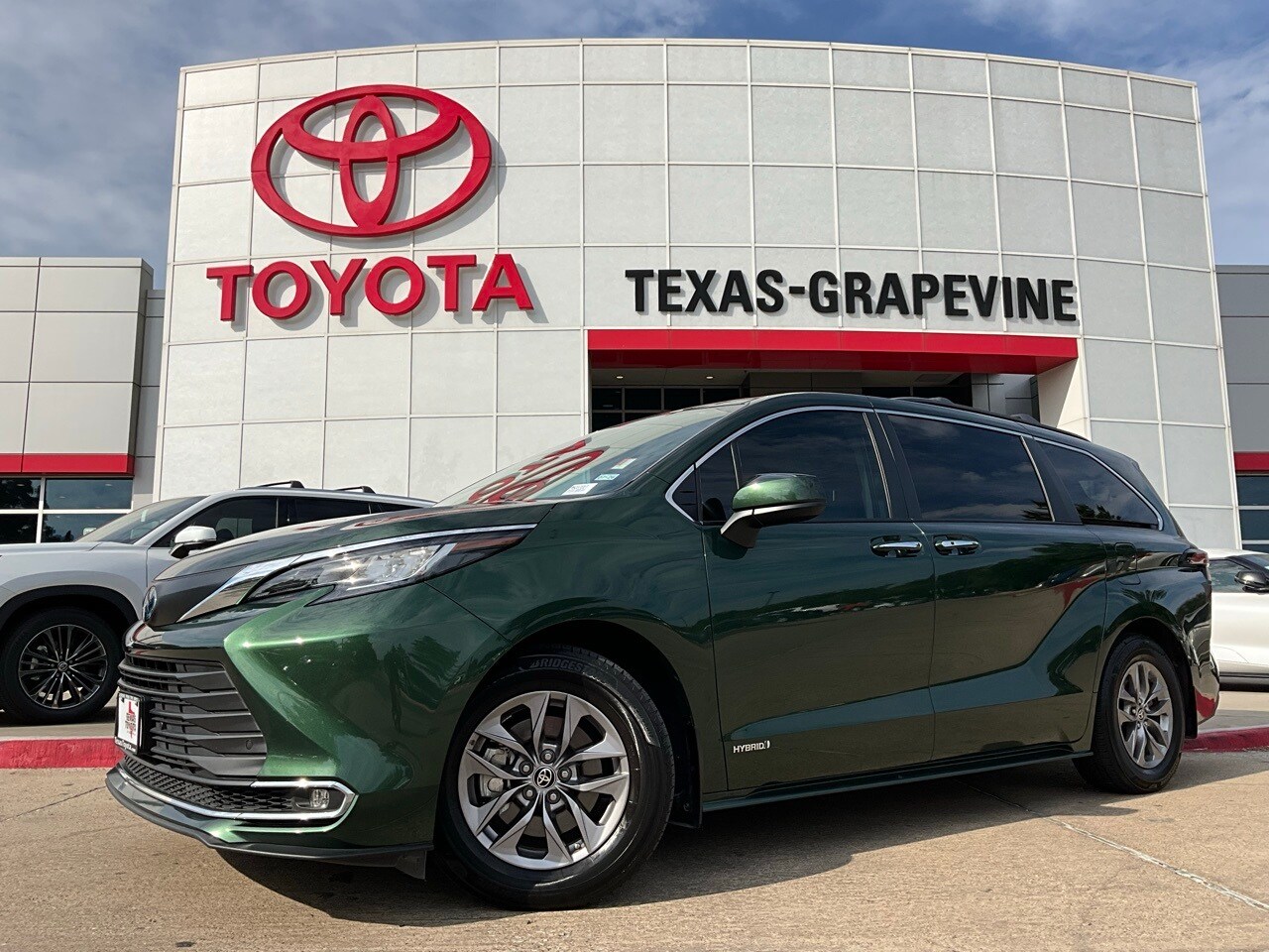 2021 Toyota Sienna XLE photo 2