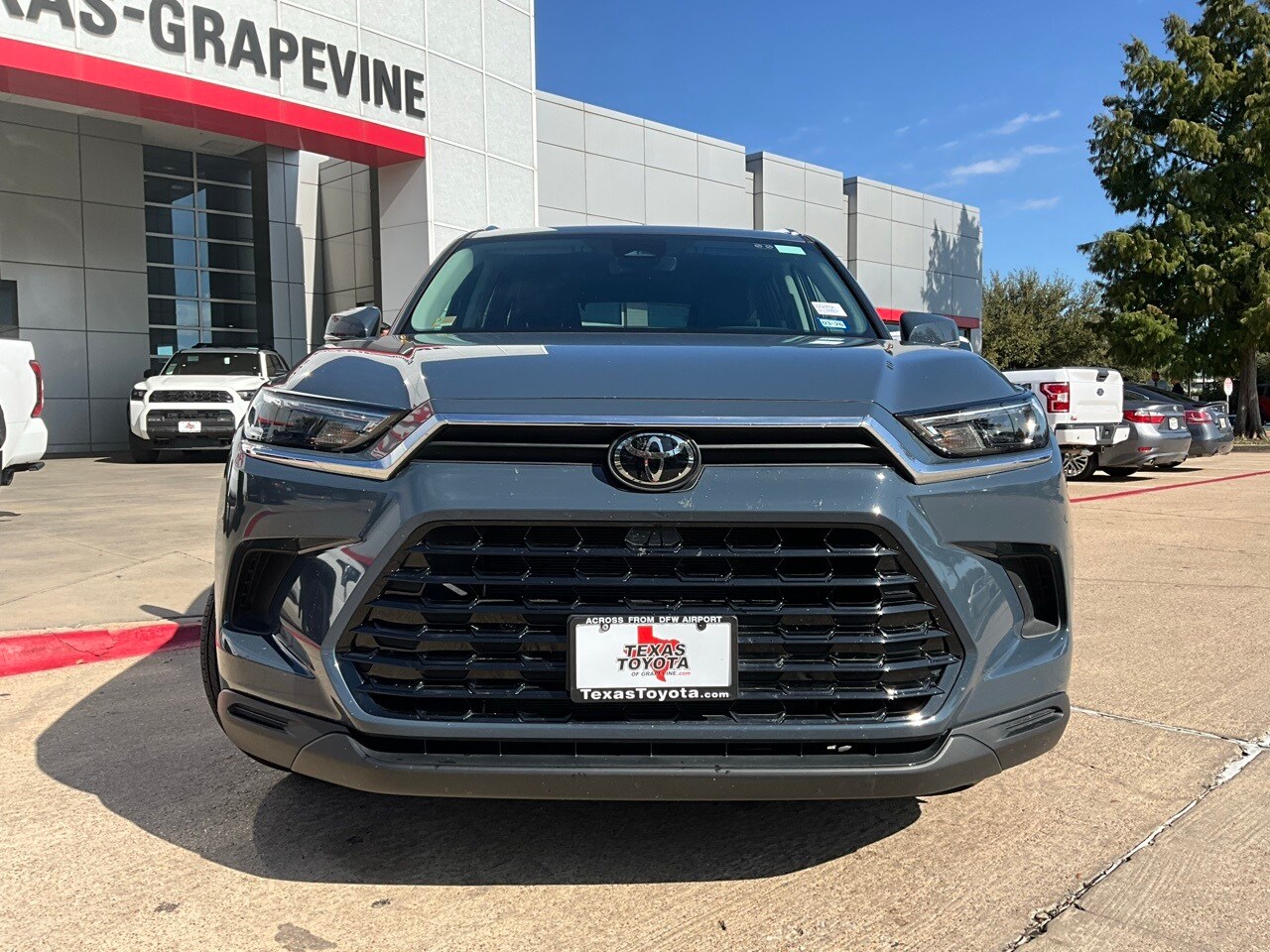 2025 Toyota Grand Highlander XLE photo 3