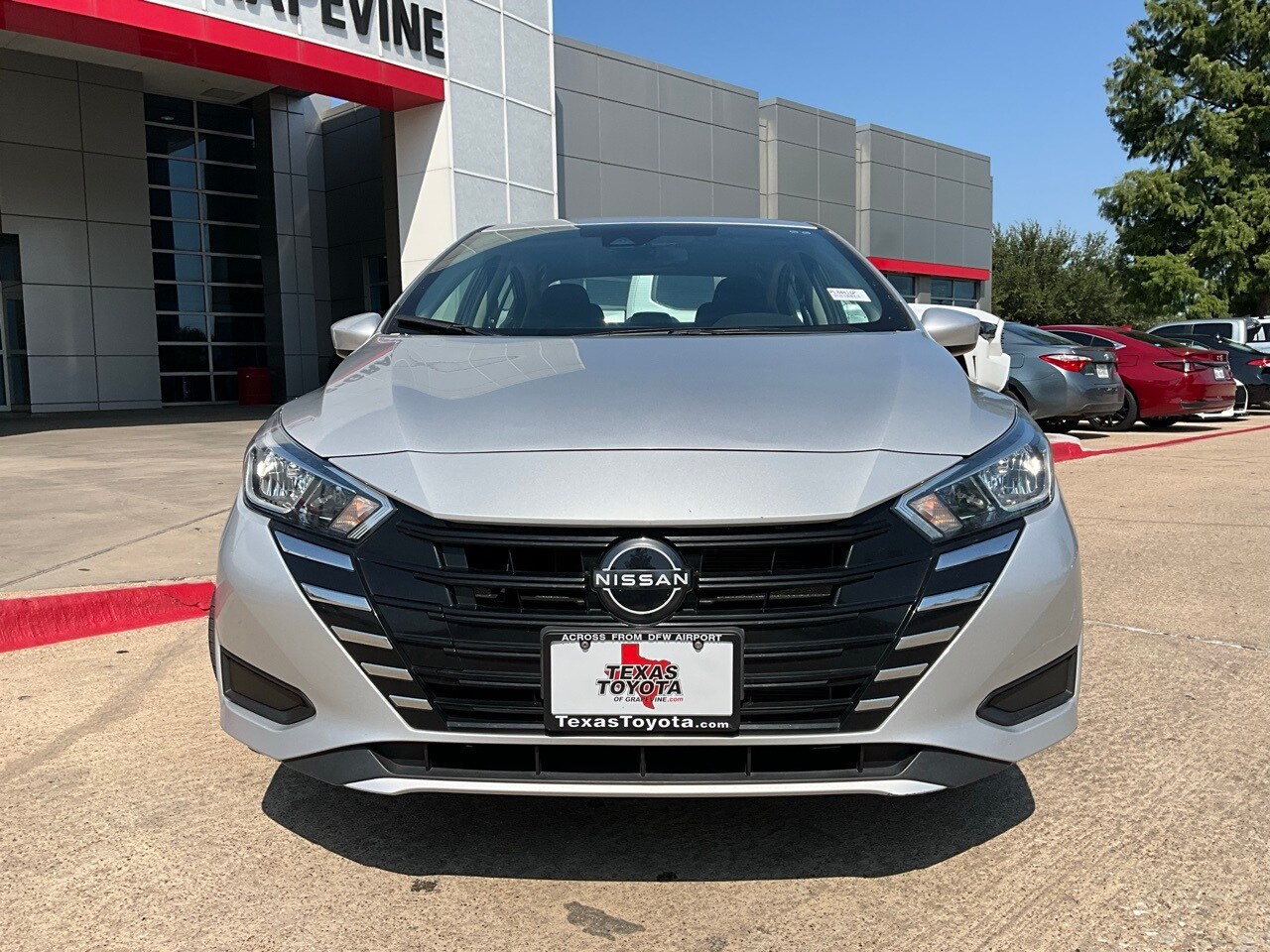 2023 Nissan Versa 1.6 SV photo 2