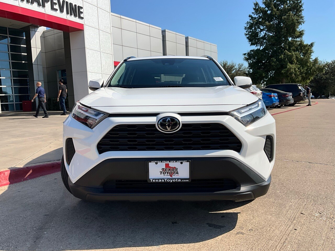 2024 Toyota RAV4 XLE photo 3