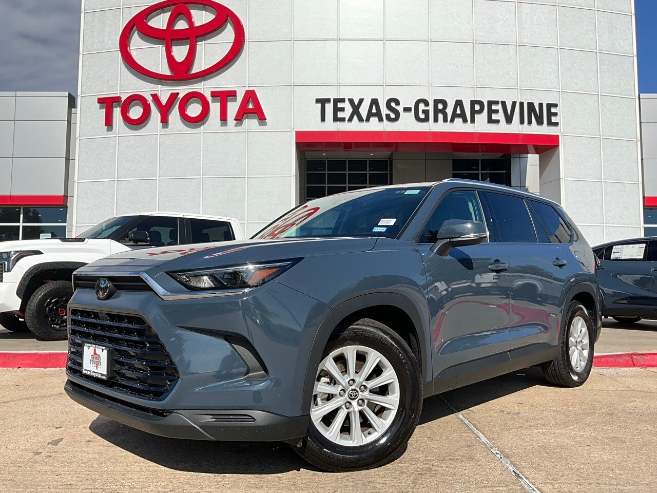 2025 Toyota Grand Highlander XLE photo 2