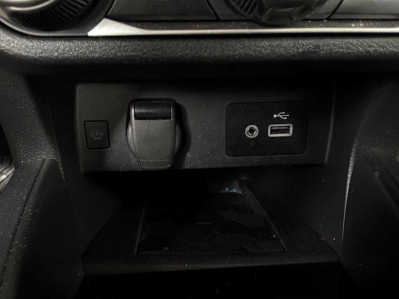 2025 Nissan Versa Sedan SV - Photo 24
