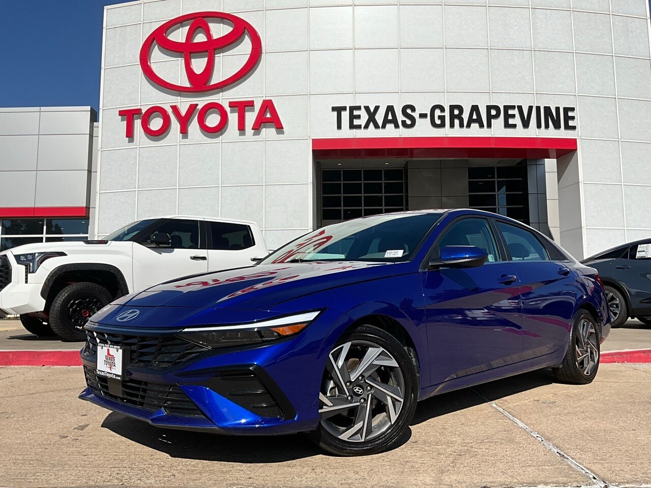 2025 Hyundai Elantra SEL Convenience photo 2