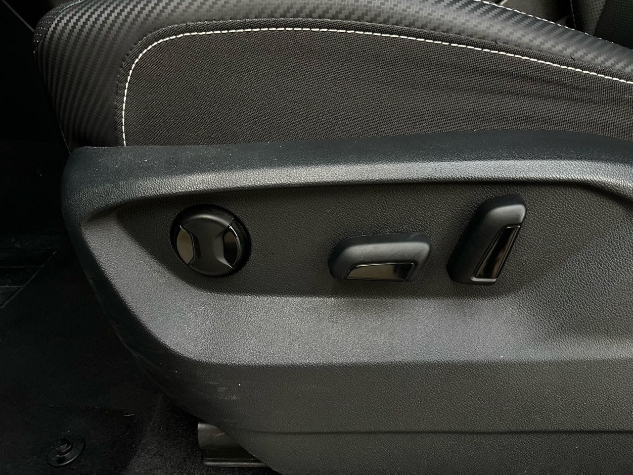 2025 Volkswagen Atlas Cross Sport SE w/Tech - Photo 10