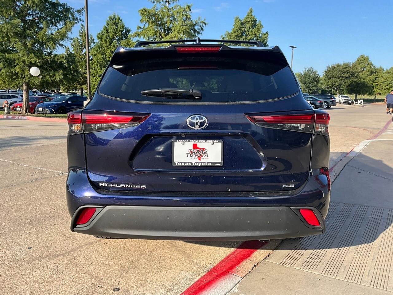 2025 Toyota Highlander XLE photo 3