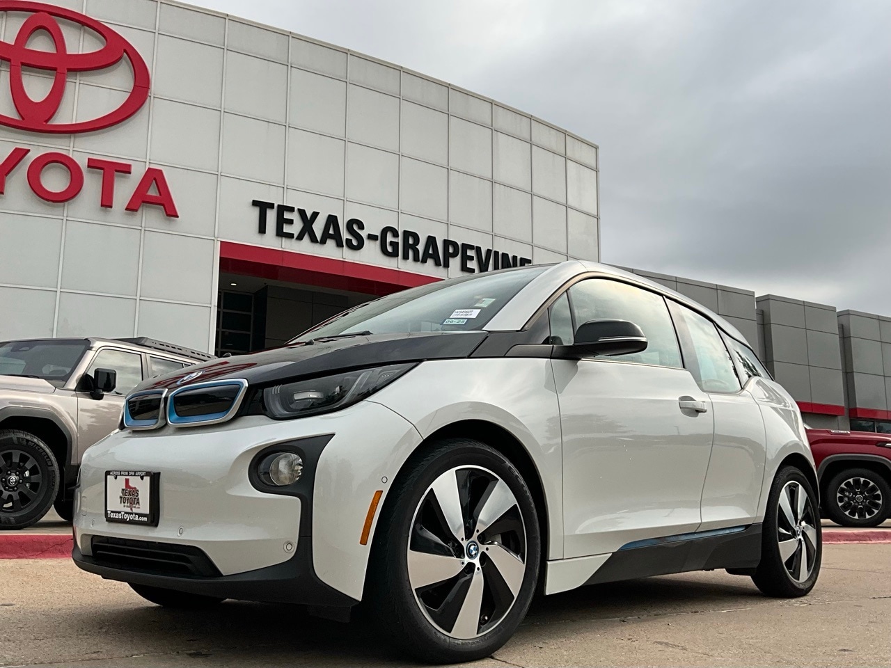 Used 2017 BMW i3 Base with VIN WBY1Z6C33HV949607 for sale in Grapevine, TX