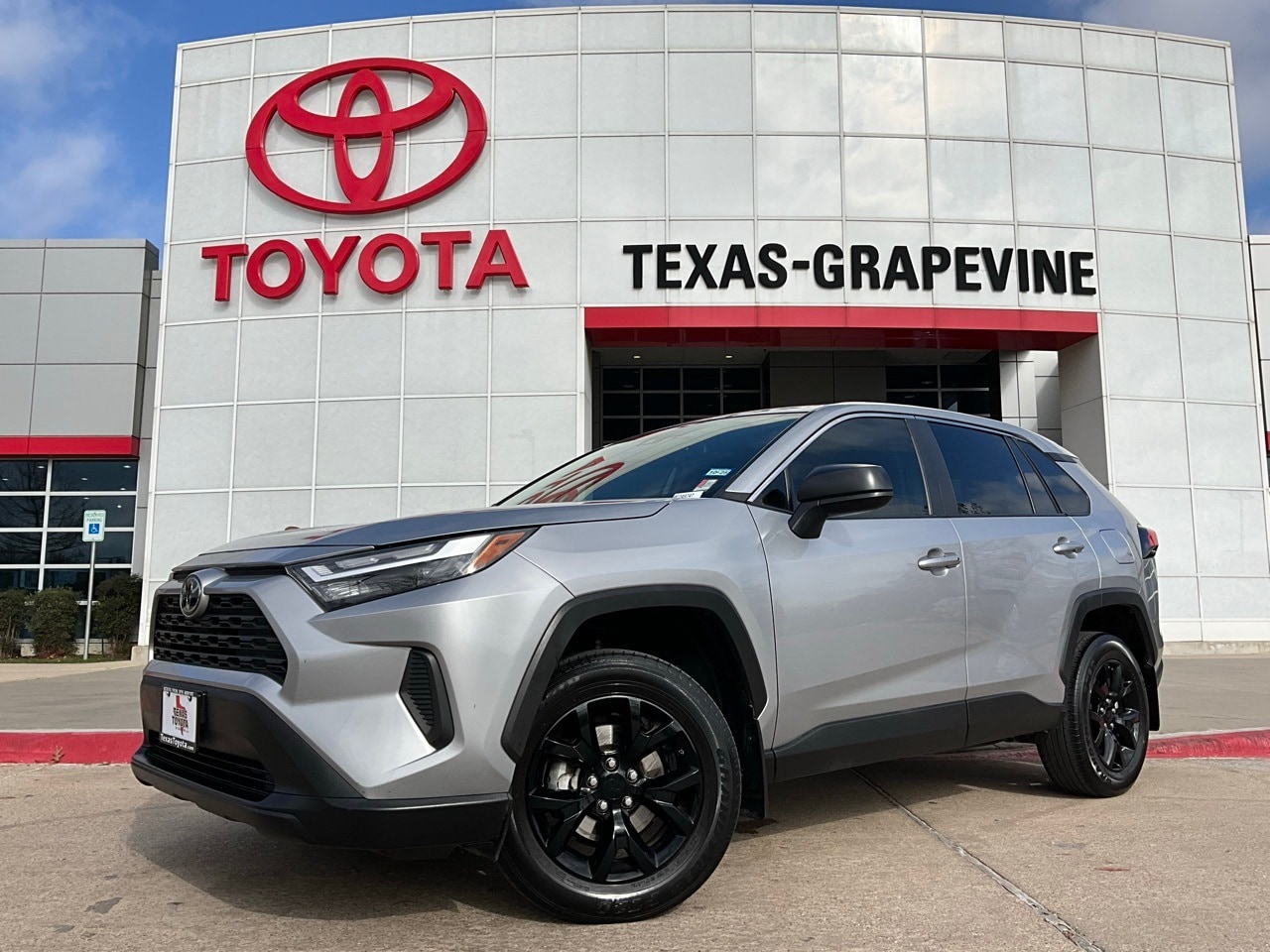2023 Toyota RAV4 LE's photo