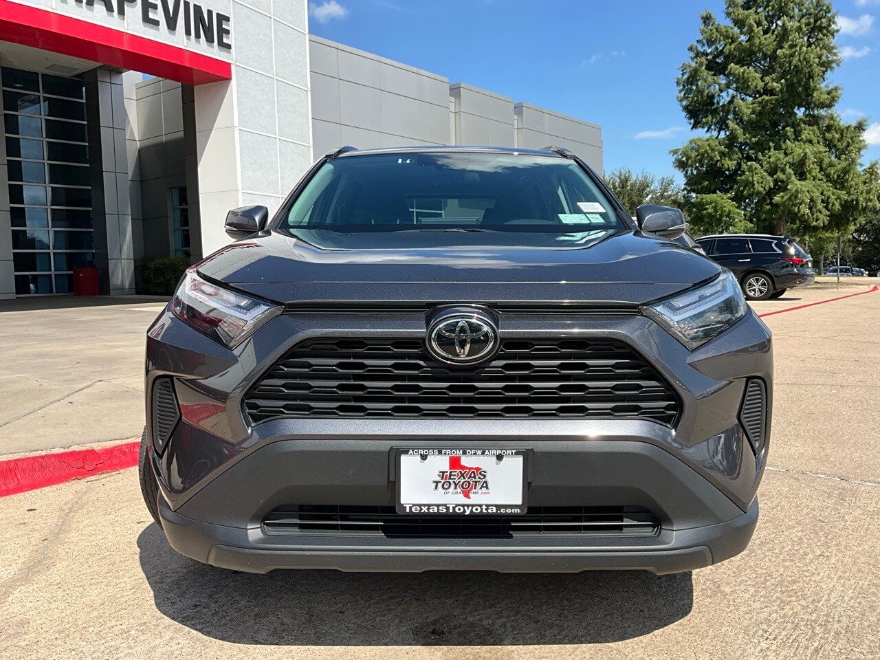 2024 Toyota RAV4 XLE photo 3